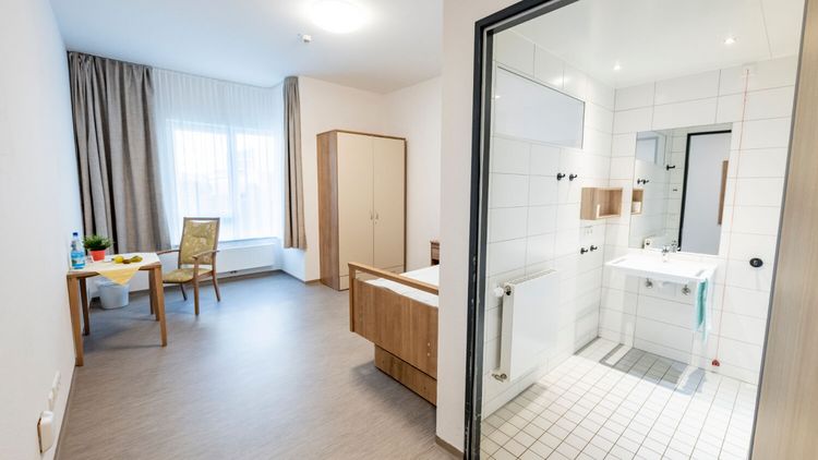 Zimmer mit Bad in der Seniorenresidenz Rennsteigblick