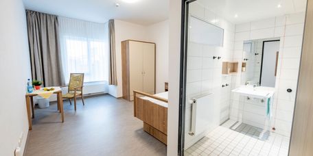 Zimmer mit Bad in der Seniorenresidenz Rennsteigblick