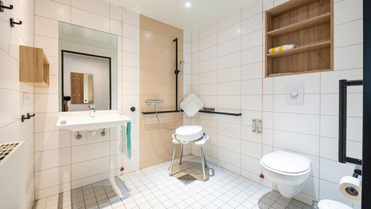 Badzimmer im Einzelzimmer der Seniorenresidenz Rennsteigblick