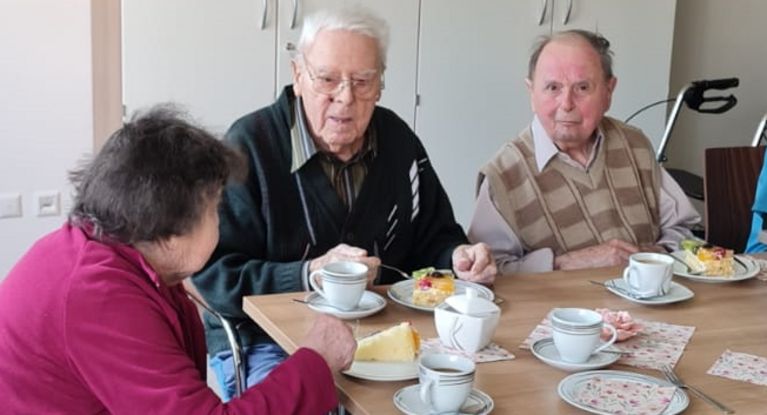 Senioren feiern Geburtstag beim gemeinsamen Kaffeetrinken