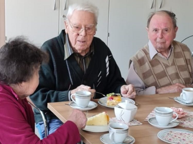 Senioren feiern Geburtstag beim gemeinsamen Kaffeetrinken