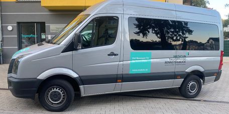 Silberner Kleinbus der Tagespflege Rennsteigblick