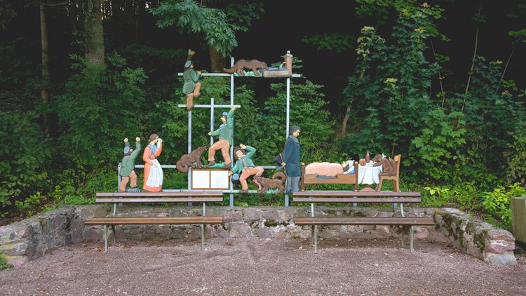Bänke und Figuren im Park
