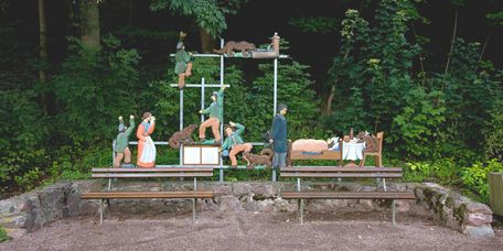 Bänke und Figuren im Park