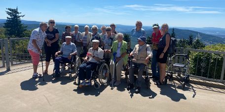 Gruppenbildder Seniorinnen und Senioren in der Tagespflege Rennsteigblick