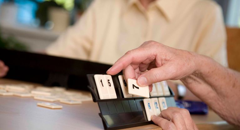 Senoiren spielen gemeinsam Rummy