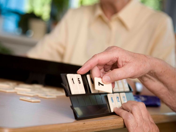 Senoiren spielen gemeinsam Rummy