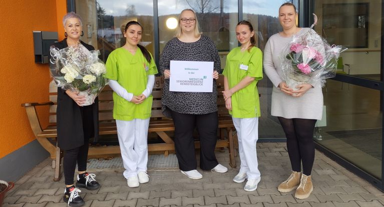 Die Heimleitung begrüßt zwei neue Pflegekräfte