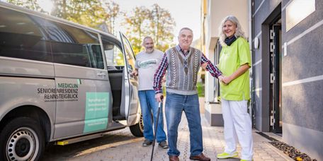 Senioren fahren mit dem Kleinbus zur Tagespflege in der MEDICLIN Seniorenresidenz Rennsteigblick
