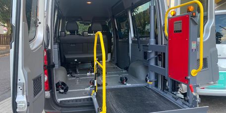 Kleinbus mit Rollstuhlhebebühne für die Tagespflege Rennsteigblick