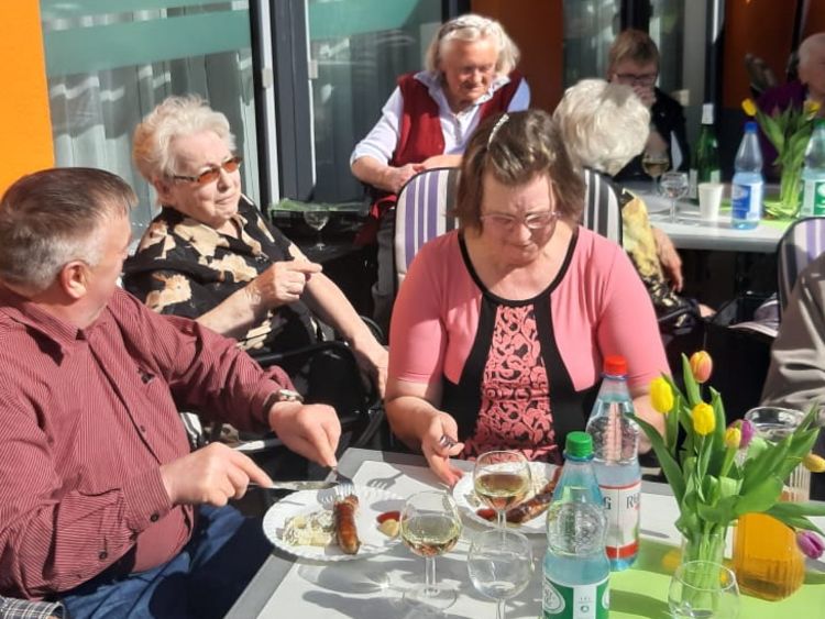 Senioren feiern ein Frühlingsfest auf der Tressase und essen Bratwürste